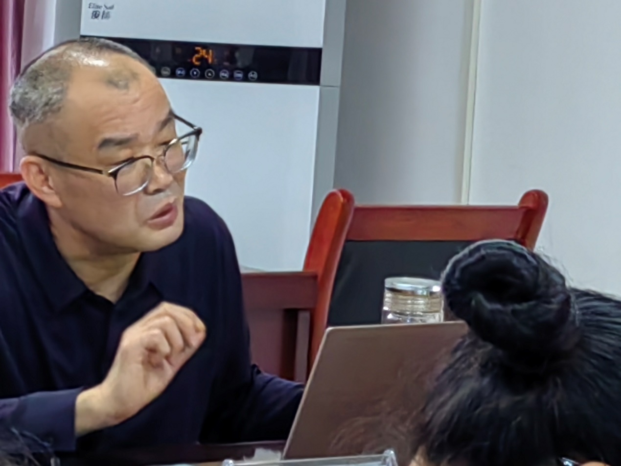 人拿着笔记本电脑的桌子前AI 生成的内容可能不正确。