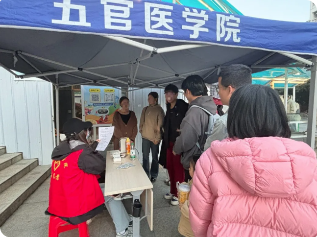 图片包含 人, 户外, 人们, 桌子AI 生成的内容可能不正确。