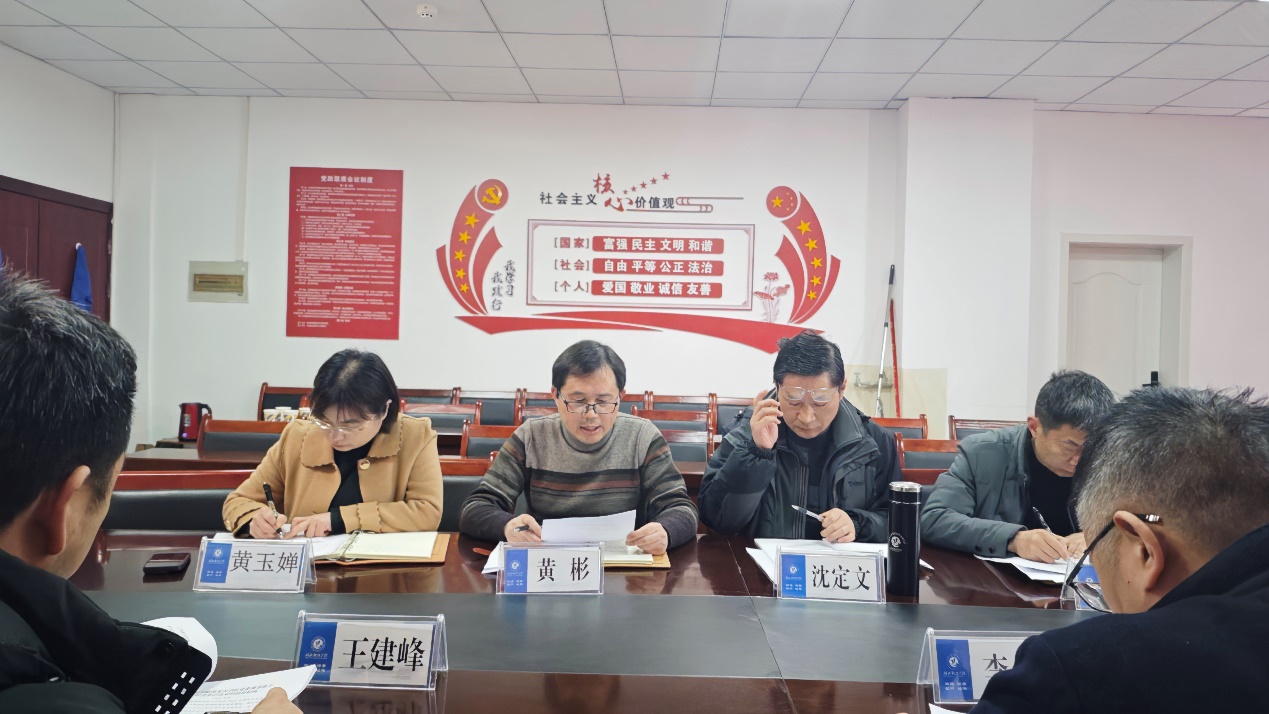 会议室里的人们AI 生成的内容可能不正确。