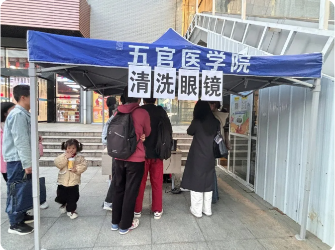 一群人在街道上行走AI 生成的内容可能不正确。